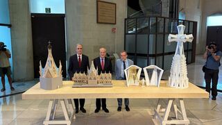 Martínez, Camps y Faulí posan ante las maquetas de los próximos proyectos de la Sagrada Família