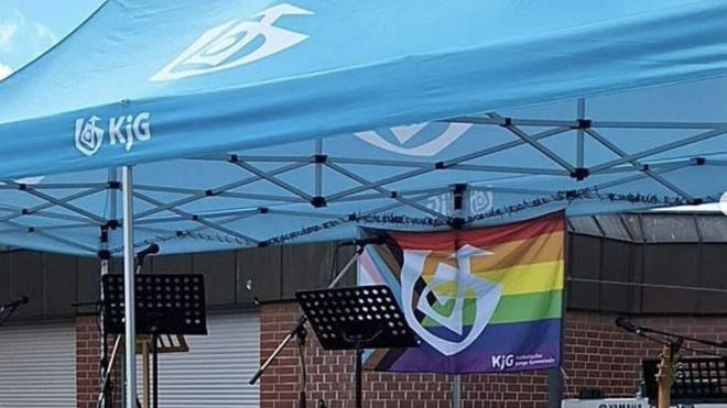 La bandera arcoíris en la carpa del festival católico