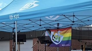 La bandera arcoíris en la carpa del festival católico