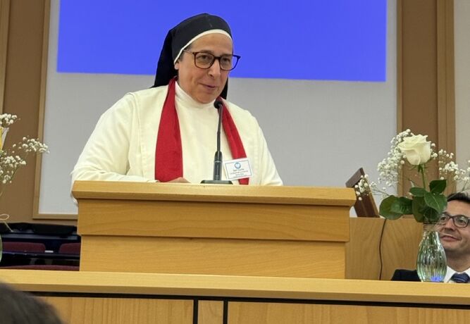 Sor Lucía en el acto de reconocimientos de la Iglesia de Jesucristo de los Santos de los Últimos Días
