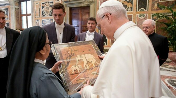 El Papa recibe un regalo durante una audiencia a la vida religiosa
