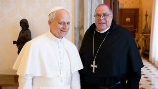 Papa León XIV y Alberto Bochatey , obispo auxiliar de La Plata