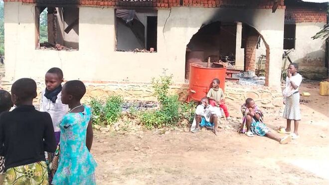 Casa quemada en el pueblo de Ntoyo. República Democrática del Congo