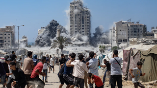 Gazatíes huyen ante un bombardeo israelí