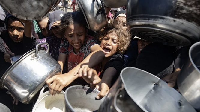 Reparto de comida en Khan Yunis, sur de la Franja de Gaza