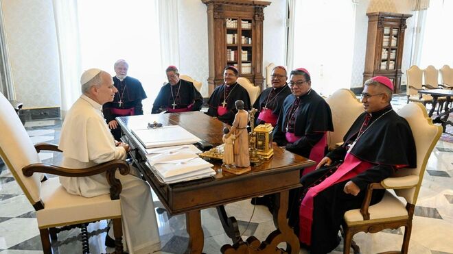 El Papa León XIV y un grupo de Obispos de Bolivia