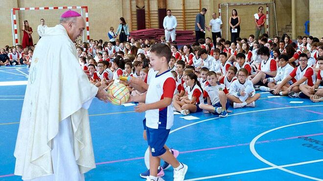 El arzobispo Benavent con el alumnado del Colegio diocesano Nuestra Señora del Socorro de  Benetússer