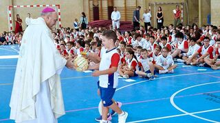 El arzobispo Benavent con el alumnado del Colegio diocesano Nuestra Señora del Socorro de  Benetússer