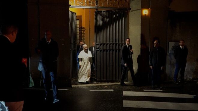 El Papa, saliendo de Castel Gandolfo
