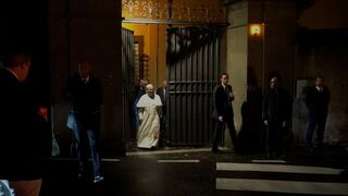 El Papa, saliendo de Castel Gandolfo