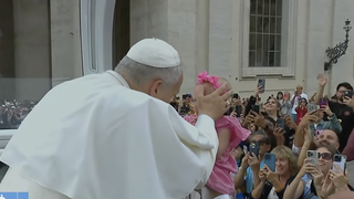 El Papa signa a una niña
