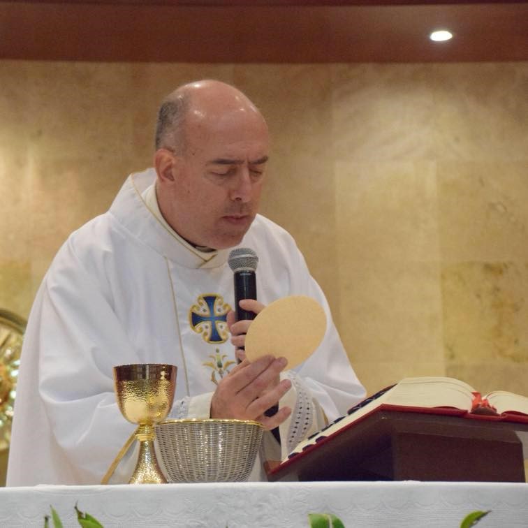 padre Eduardo Hayen celebra la eucaristia