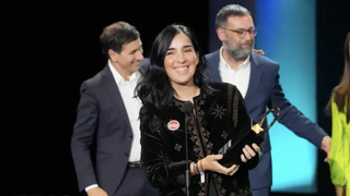 La directora de 'Los Domingos' recoge la Concha de Oro