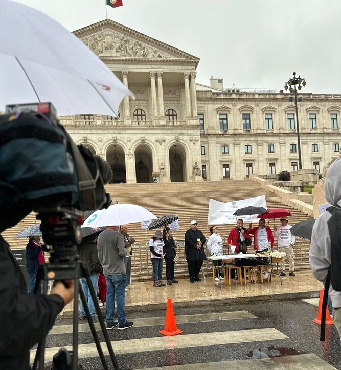 Concentración de víctimas ante el Parlamento portugués