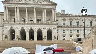 Víctimas de la pederastia clerical de España y Portugal protestan en Lisboa contra los procesos de indemnización