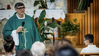 Un cura antimafia italiano recibe una bala envuelta en un pañuelo en plena comunión