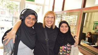 Cristina Steegmann y alumnas del IES Eugeni d'Ors de Badalona