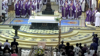 El féretro del obispo, junto al altar