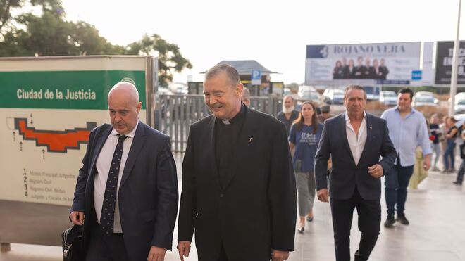 El sacerdote de Barcelona Custodio Ballester (d), a su llegada a la Ciudad de la Justicia de Málaga