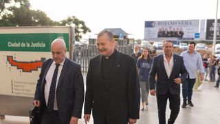 El sacerdote de Barcelona Custodio Ballester (d), a su llegada a la Ciudad de la Justicia de Málaga