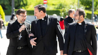 Álvarez, entre el cardenal Cobo y Vicente Martín, el otro auxiliar de Madrid