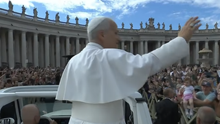 León XIV saluda a los fieles en la audiencia