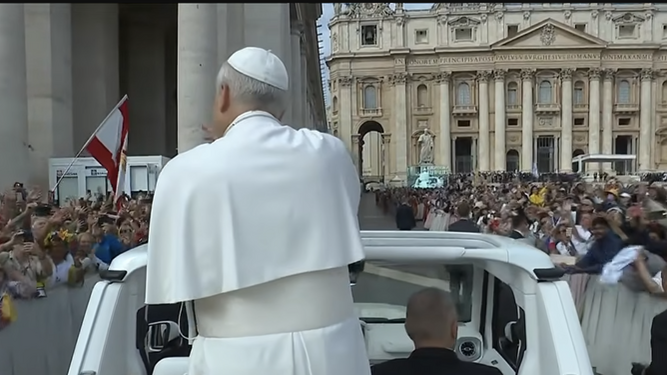 El Papa saluda a los fieles