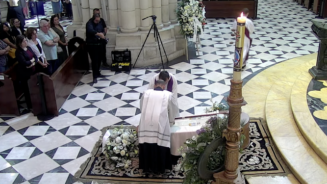 El ataúd del obispo auxiliar, con sus ornamentos episcopales