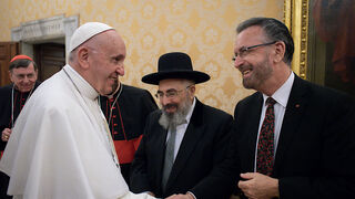 Rabino Rosen saluda al papa Francisco en una foto de archivo