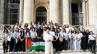 León XIV con los jóvenes palestinos
