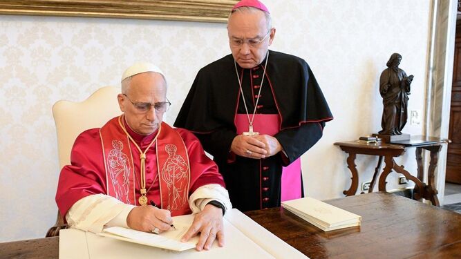 León XIV firma el documento