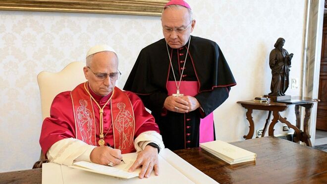 León XIV firma el documento