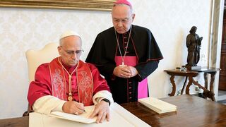 León XIV firma el documento