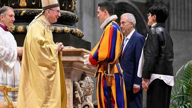 Parolin y un soldado de la Guardia Suiza
