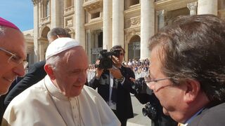 Guillermo Fernández Vara saludó en 2018 al papa Francisco, en compañía de nuestro arzobispo emérito, Mon. Celso Morga