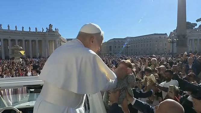El Papa acaricia a un niño