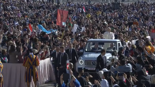 El Papa saluda a la multitud