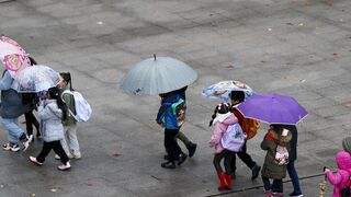 Menores camino del colegio