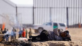 Migrantes en la frontera entre Estados Unidos y México