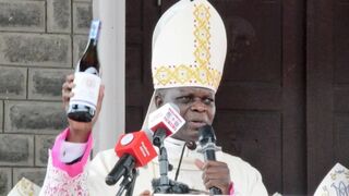 Monseñor Makumba muestra el nuevo vino