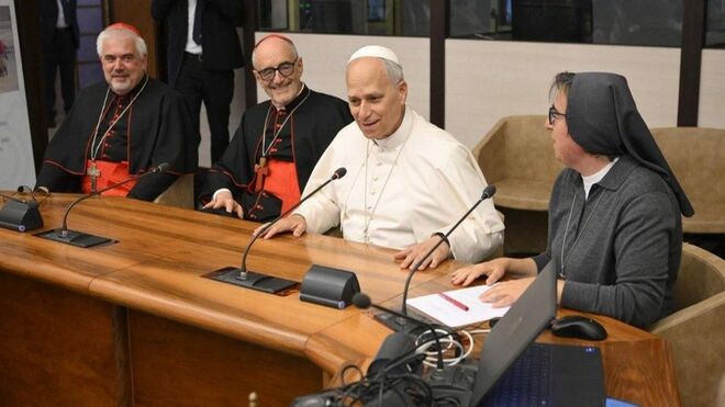 León XIV en la sede del Dicasterio para el Servicio del Desarrollo Humano Integral