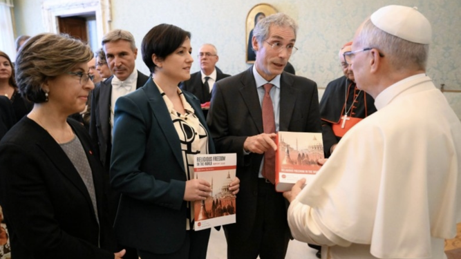 León XIV y la delegación de la Fundación Ayuda a la Iglesia Necesitada