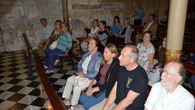 Fieles, durante la visita