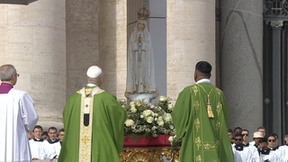 El Papa, junto a la virgen de Fátima