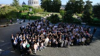 El Papa, con los trabajadores y familias de los media vaticanos