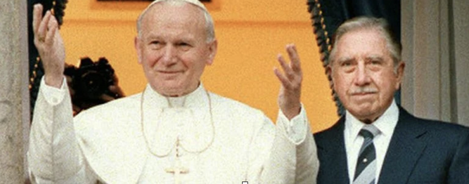 Juan Pablo II y Pinochet, amigables, saludando a la multitud