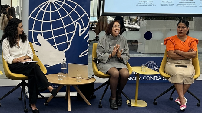 Ana Regina Segura (centro) en la mesa de expertos organizada por Manos Unidas