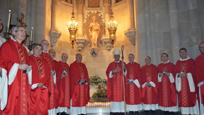 Los obispos catalanes, en la cripta de Gaudí