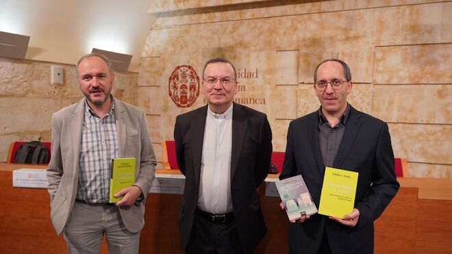 Los profesores de Teología de la UPSA Francisco García y Emilio J. Justo junto al vicedecano, Carlos A. Simón Pérez
