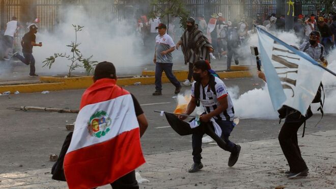 Protestas dejan un muerto y más de cien heridos en Perú. "La violencia nunca genera justicia", advierte la Iglesia